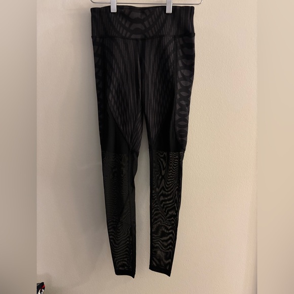 ALO Yoga Black Patterned Mesh Leggings Size XS - Picture 2 of 5